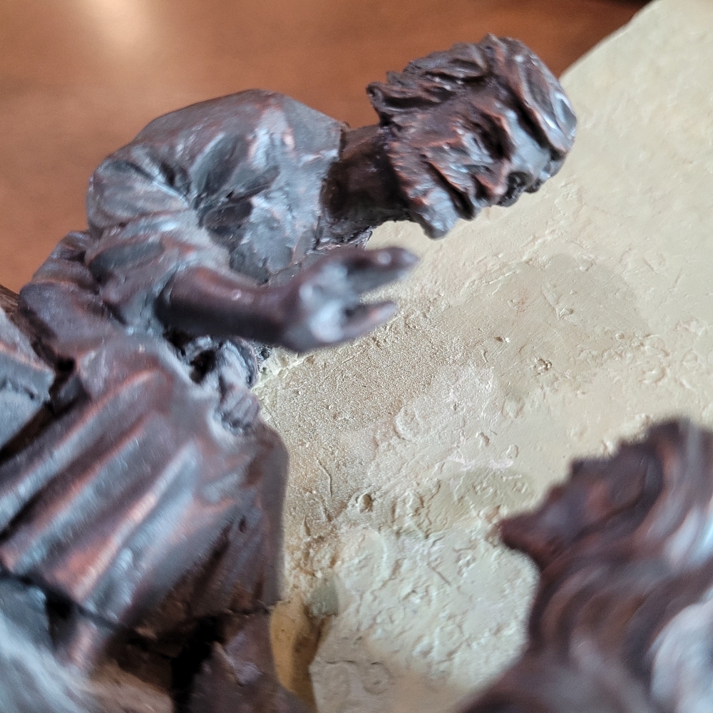 Humble Servant Scripture Cross. Sculpture Jesus washing deciples feet - Picture 10 of 11